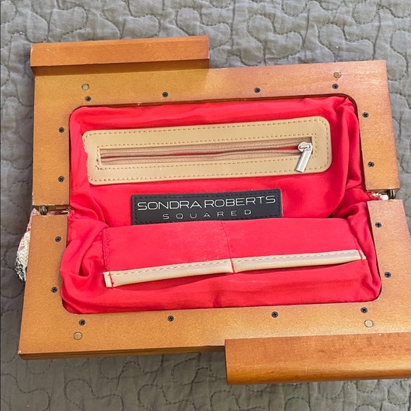 Sondra Roberts Squared Floral Print Clutch with Wooden Frame Magnetic Closure - Picture 5 of 9